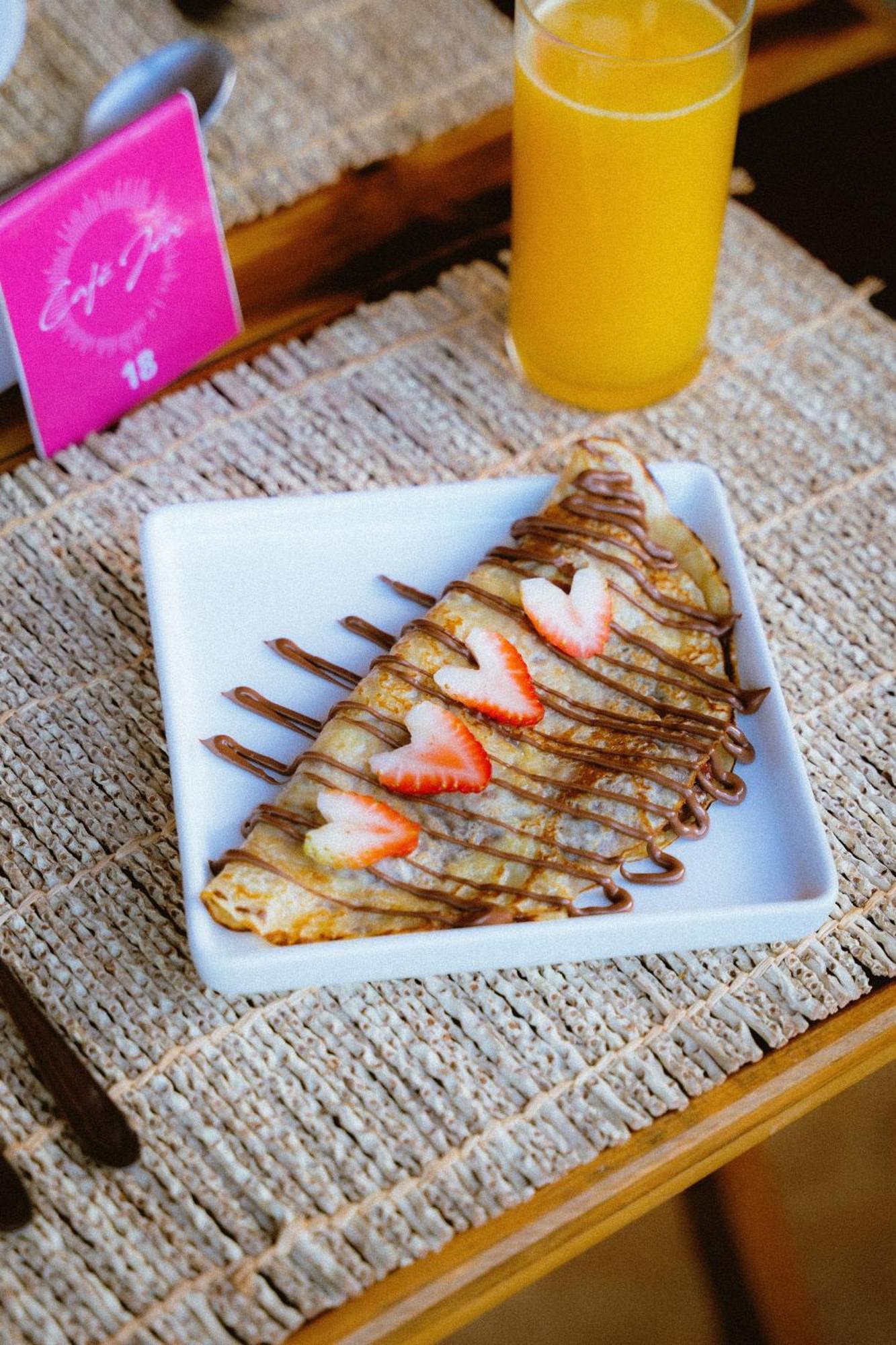 Café Jeri Hotel Jijoca de Jericoacoara Kültér fotó A crêpe filled with chocolate and strawberries