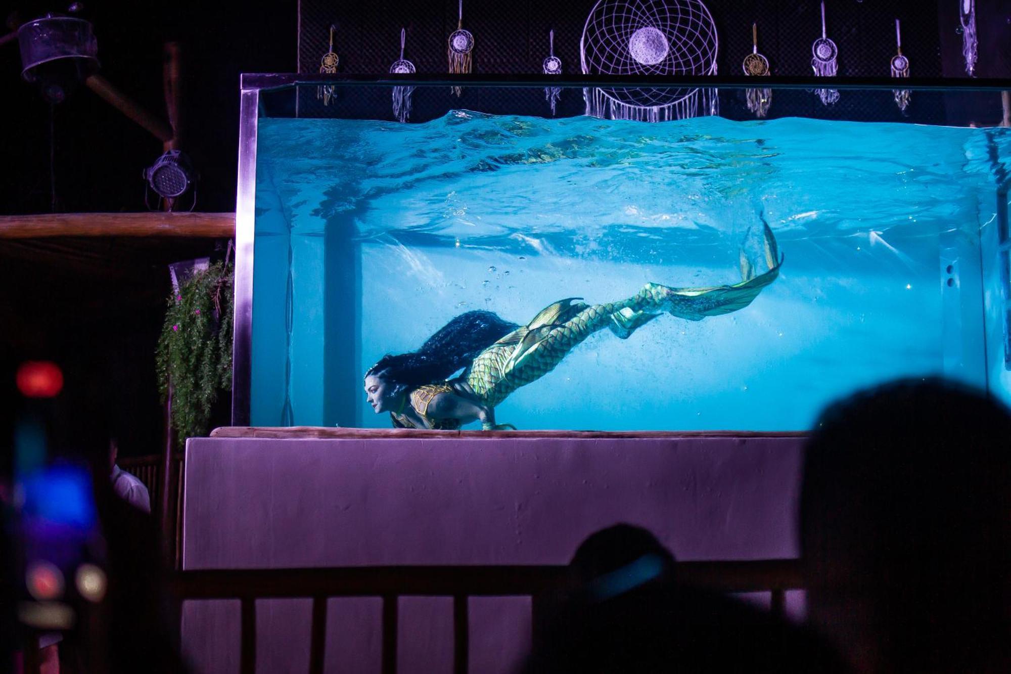 Café Jeri Hotel Jijoca de Jericoacoara Kültér fotó A mermaid in a tank