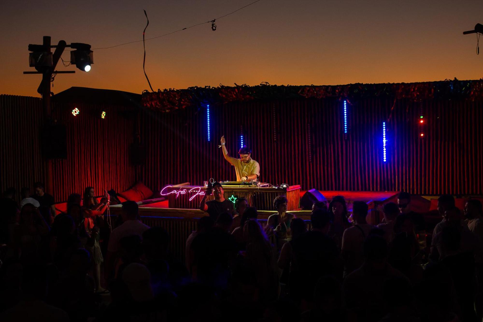 Café Jeri Hotel Jijoca de Jericoacoara Kültér fotó DJ performing at the 2011 festival